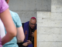 Bischof Zsifkovics unterstützt die Franziskanerpatres in Podmilačje kurzerhand beim Beichtdienst. Der Pilgerandrang auf das in Westeuropa so vergessene Sakrament ist enorm