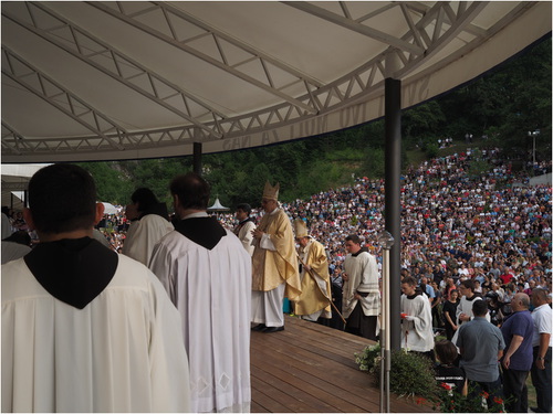 Beginn der Festmesse mit dem einziehenden Klerus