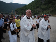 Kardinal Puljić und Bischof Zsifkovics führen die Prozession mit der Statue des heiligen Johannes des Täufers an