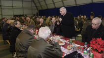 Militärbischof Freistetter (mit Mikrofon) überbringt der Truppe Weihnachtsgrüße